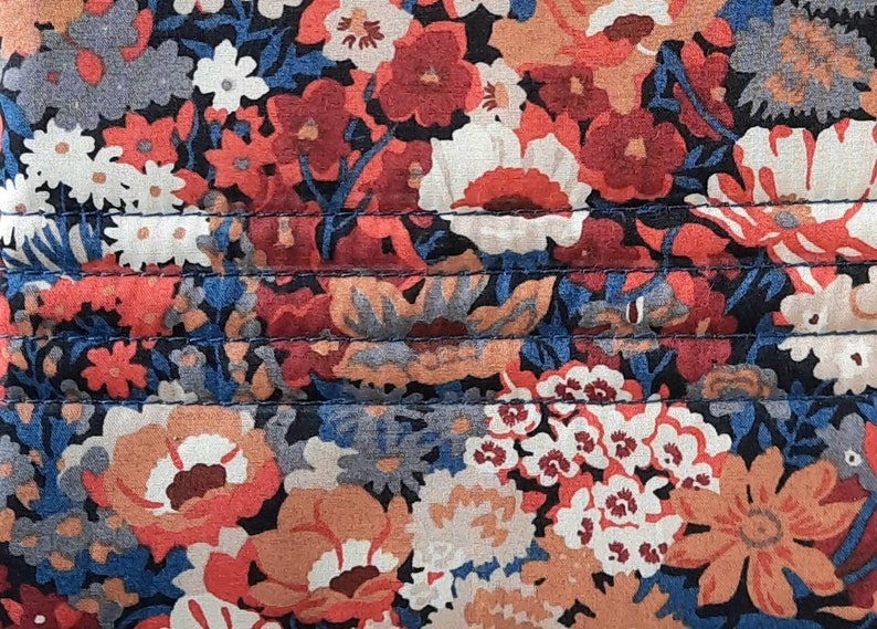 Détail de la trousse matelassée en tissu liberty of London Thorpe aux couleurs d'automne chatoyantes