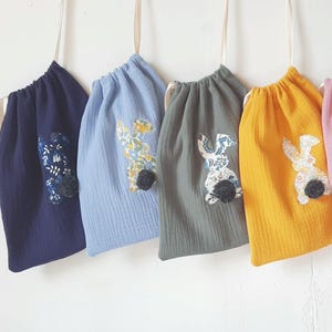 Sac à doudou / Pochon / Sac école / Sac maternelle / Sac crèche / Sac nounou / sac enfant en double gaze de coton et lapin en Liberty
