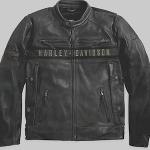 May include: A black leather jacket featuring a mandarin collar, a central zip closure, and two horizontal chest pockets. The text HARLEY-DAVIDSON is printed across the chest, with a matching logo patch on the right sleeve and side zips.