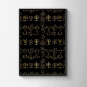 Può includere: Un'opera d'arte da parete rettangolare incorniciata con sfondo nero e un motivo ripetitivo di linee color oro. Il design è composto da forme stilizzate simili ad alberi e intricati motivi geometrici di circuiti stampati in file.
