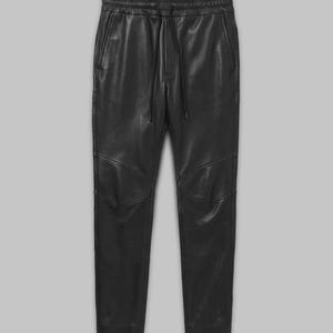 Puede incluir: Pantalones de chándal de piel sintética negra con cintura elástica, cordón negro a juego, dos bolsillos laterales y costuras horizontales en la zona de las rodillas. Los pantalones tienen una silueta de pierna cónica y acabado liso.