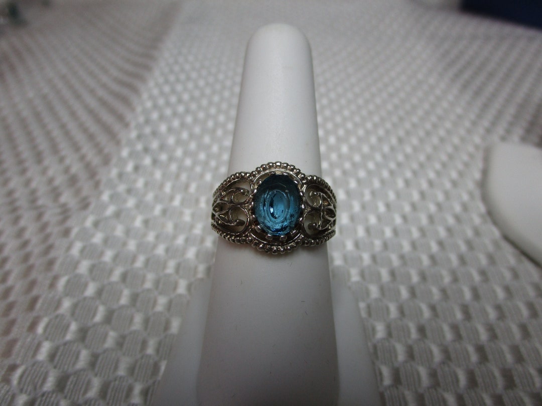 Anello Dorato Dei Gioielli Con Topazio Blu Fotografia Stock - Immagine - Foto 6