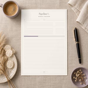 Op de afbeelding: Een wit papieren budgettracker-vel met de tekst PaperluneNL BUDGET-TRACKER bovenaan. Het vel bevat secties voor datum, omschrijving en bedrag, met een horizontale voortgangsbalk en talrijke gelinieerde rijen voor gedetailleerde invoer.