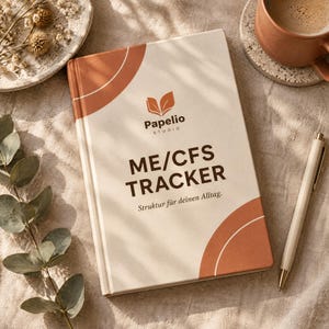 Peut inclure: Un carnet à couverture rigide de couleur crème avec des accents incurvés de couleur terre cuite dans les coins. La couverture présente le logo Papelio Studio, le texte ME/CFS TRACKER et la phrase allemande Struktur für deinen Alltag en brun.