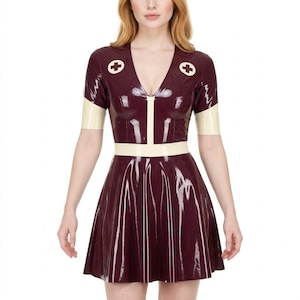 Könnte beinhalten: Ein tiefburgunderfarbenes Latexkleid mit V-Ausschnitt, kurzen Ärmeln und ausgestelltem Rock. Das Kleidungsstück hat cremefarbene Akzente an den Ärmeln, der Taille und einem vertikalen Mittelteil sowie zwei cremefarbene Kreuze auf der Brust.