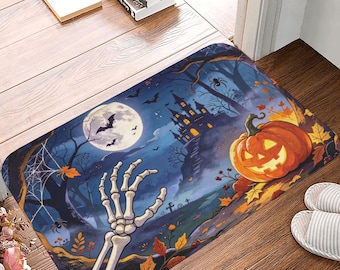 以下が含まれることがあります： ハロウィーンの風景が描かれた長方形のフロアマット。光るジャック・オー・ランタン、骸骨の手、幽霊城、満月、コウモリ、クモの巣が、オレンジ、黄色、青、黒の色調で木製の床の上にデザインされています。