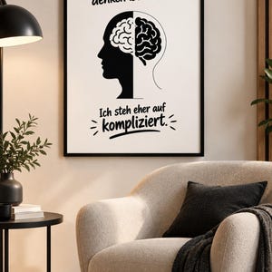 Könnte beinhalten: Ein gerahmtes Wandbild mit einer schwarz-weißen Grafik eines menschlichen Kopfprofils und einer Gehirnillustration. Der Text lautet: Schwarz-Weiß denken ist einfach. Ich steh eher auf kompliziert. Das Design verwendet eine kräftige schwarze Typografie.