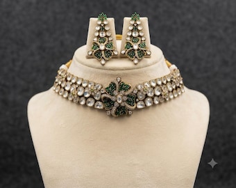 Groene Kundan choker ketting set, smaragdgroene bruidssieraden, Indiase trouwketting, witte CZ statement choker, bruidssieradenset