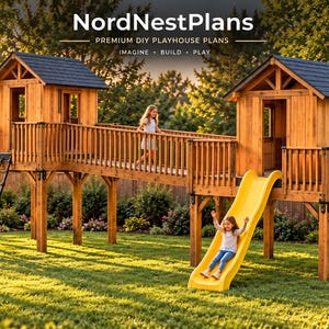 Op de afbeelding: Een houten speelhuisstructuur met twee verhoogde torens verbonden door een brug, voorzien van een zwart klimnet, een gele glijbaan en donkere pannendaken. De tekst NordNestPlans PREMIUM DIY PLAYHOUSE PLANS IMAGINE BUILD PLAY is zichtbaar.