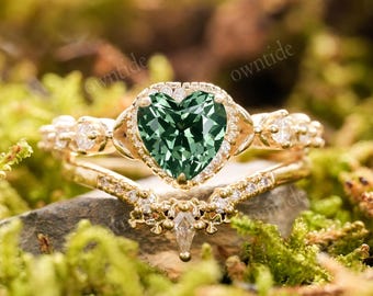 Conjunto de anéis de noivado com safira verde lapidada em formato de coração, conjunto nupcial vintage, conjunto de alianças de casamento inspirado na natureza, anéis delicados.