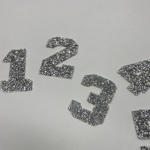 NUEVO, Números de diamantes de imitación termoadhesivos, PLATEADOS (1 unidad), NUEVO, Elige tu número, Parche de diamantes de imitación con adhesivo, Números brillantes de malla, Tamaño 2.28"