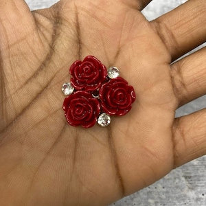 Ny, RÖD harts trippel "öppen rosenknopp" med bling, platt baksida berlock, 1-delat berlock för CR O Cs, telefonskal, solglasögon, dekor och mer! Storlek 2"