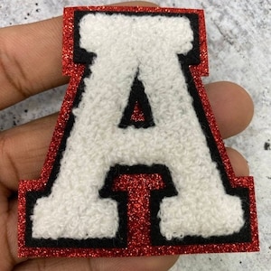 Parche de letras universitarias de chenilla blanca con purpurina roja y fieltro negro, tamaño 2.75", con reverso termoadhesivo, letras de chenilla, letras de la A a la Z.