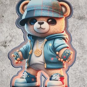 Puede incluir: Un oso de peluche marrón que lleva un sombrero de cuadros azul y rojo, una chaqueta azul con una cadena de oro y zapatillas blancas. El oso tiene un parche en el ojo negro y lleva una pulsera de plata y negra en cada muñeca.