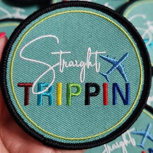 Patch Party Club, Wanderlust, (1-st) "Straight Trippin'" Strykmärke för resenärer, Storlek 3"x3" Broderad lapp för jackor, hattar, väskor