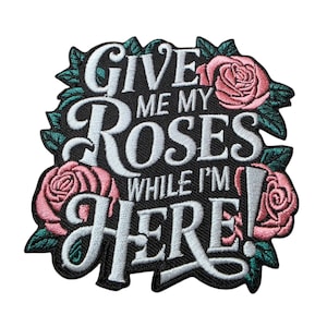 Patch Party Club, (1-st) ROSA "Ge mig mina rosor medan jag är här" Strykmärke, storlek 10 cm, broderad lapp för hattar, jackor, väskor, gör-det-själv