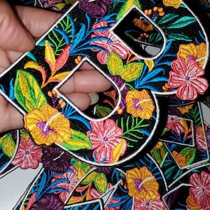 Apliques vibrantes de letras florais de 5", alfabetos de A a Z, 1 peça, escolha suas letras ou iniciais, para passar a ferro, perfeitos para projetos "faça você mesmo", coloridos e divertidos