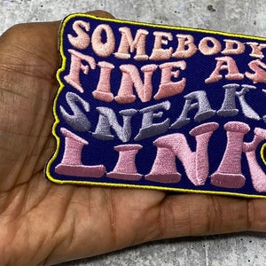 Ny, Statement-lapp "Somebody's Fine Ass SNEAKY LINK" 1-st, Stryk-på broderad lapp, söt lapp för jackor, hattar, Crocs, skämtgåva