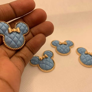 Ciondolo azzurro chiaro, graziose "orecchie da topo" con fiocco dorato, ciondolo piatto da 1 pezzo per CR OCS, custodie per telefono, occhiali da sole, decorazioni e altro ancora! Misura 2"