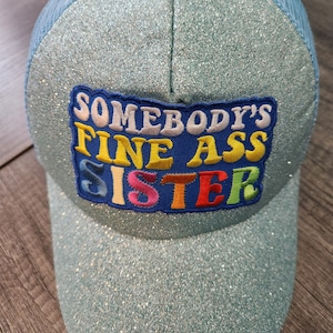 Club de Fiestas con Parches, Sombrero de Cola de Caballo con Brillantina, con Parche Colorido "Somebody's Fine A** Sister" COSIDO, Sombrero para Días de Mal Cabello, Barra de Gorras de Camionero