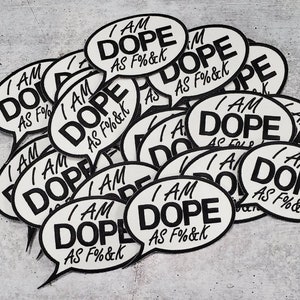 1-delige zwart-wit, opstrijkbare "I am DOPE as F%#K" maat 3,5" op maat gemaakte geborduurde patch; coole patch
