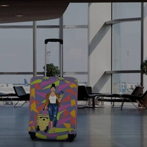 Puede incluir: Una funda de equipaje con estampado geom&eacute;trico morado, amarillo y naranja con una ilustraci&oacute;n de dibujos animados de una mujer sosteniendo un pasaporte. La mujer lleva una chaqueta marr&oacute;n, una camisa blanca, pantalones vaqueros azules y zapatos negros.