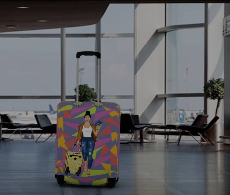 Puede incluir: Una funda de equipaje con estampado geom&eacute;trico morado, amarillo y naranja con una ilustraci&oacute;n de dibujos animados de una mujer sosteniendo un pasaporte. La mujer lleva una chaqueta marr&oacute;n, una camisa blanca, pantalones vaqueros azules y zapatos negros.