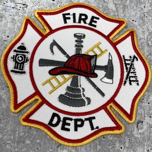Op de afbeelding: Rode, witte en gouden geborduurde brandweerpatch met een gekruiste bijl en ladder, een brandkraan en een brandweerhelm. De patch heeft de tekst "FIRE DEPT."