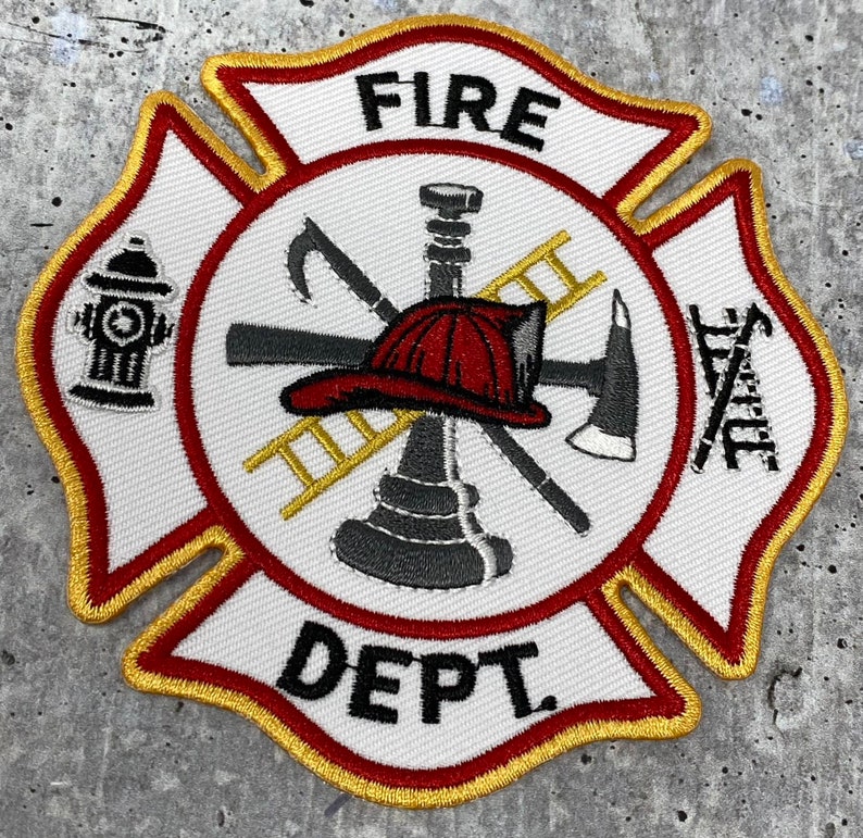 Op de afbeelding: Rode, witte en gouden geborduurde brandweerpatch met een gekruiste bijl en ladder, een brandkraan en een brandweerhelm. De patch heeft de tekst "FIRE DEPT."