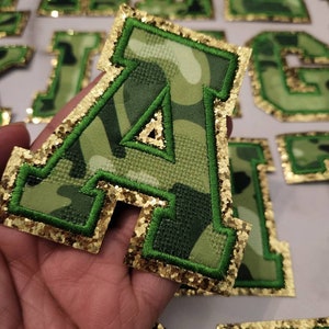 Letras exclusivas com estampa camuflada e glitter dourado, tamanho 2,75", patch de letras universitárias com revestimento termocolante, letras de A a Z, letras para "faça você mesmo", chapéu e jaqueta