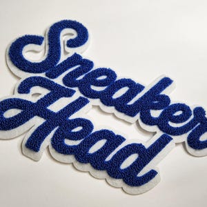 Parche de fiesta Patch Party Club (1 pieza), AZUL Y BLANCO, de chenilla, con forma de cabeza de zapatilla, de 25 x 15 cm, para coser en chaquetas, sudaderas, para hombre y mujer.