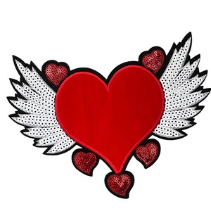 Puede incluir: Un parche rojo en forma de corazón con alas de lentejuelas blancas y corazones de lentejuelas rojas más pequeños. El parche tiene un borde negro y está diseñado para coser o planchar sobre tela. Ideal para ropa o accesorios.
