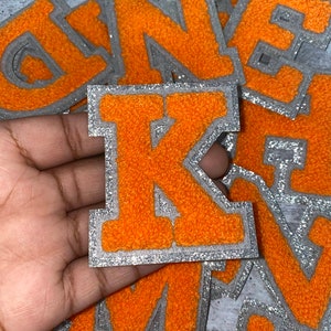 Novidade, Chenille LARANJA, Glitter Prateado, com Feltro Cinza, Tamanho 2,75" Patch de Letras Universitárias com Verso para Passar a Ferro, Letras Chenille, Letra A-Z