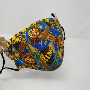 以下が含まれることがあります： ライオンのデザインと「ブラックキング」と「パワー」という文字が繰り返された青と金のフェイスマスク。