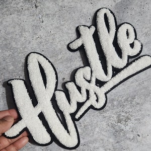 NY STORLEK, 1 st., vit & svart "Hustle" Chenille-märke, (SY PÅ eller limma på) storlek 23 x 17 cm, universitetsmärke för denim, kamouflage, hoodies