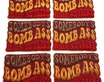 Patch Party Club (Pacote Atacado com 6 unidades) "Somebody's Bomb Hairstylist" Apliques termocolantes premium – Mesmo estilo, para projetos DIY, chapéus, jaquetas, Preço sugerido: 55