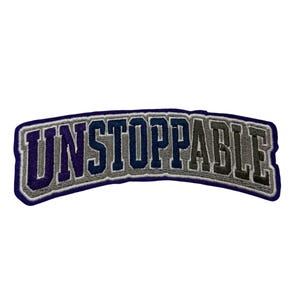 Könnte beinhalten: Ein gestickter Aufnäher mit dem Wort UNSTOPPABLE in einer fetten, geschwungenen Schriftart. Die Buchstaben sind dunkelblau mit einer hellgrauen Umrandung und auf einem dunkelvioletten Rand platziert, der der geschwungenen Form folgt.