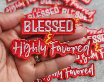 Könnte beinhalten: Rot-weiße, gestickte Aufnäher mit den Worten "BLESSED & Highly Favored". Die Aufnäher haben eine rechteckige Form mit weißem Text auf rotem Hintergrund. Mehrere Aufnäher sind zu sehen.