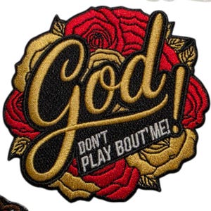 Tygmärke Party Club (1-del) RÖD "Gud leker inte om mig" Rostygn, Inspirerande trostygn, Religiöst uttalandetygn, Rostygn, Strykbart