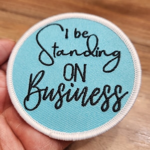 Ny, "I Be Standing on Business" (1-del) Broderad lapp, Stryklapp för Hustlers, Coola applikationer och lappar, Storlek 7,5 cm för kläder, hattar