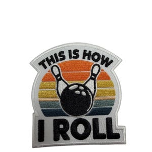 Puede incluir: Un parche bordado que muestra una bola de bolos negra y dos bolos blancos sobre un gráfico de atardecer con rayas horizontales en naranja, amarillo y verde azulado. El texto "THIS IS HOW" aparece en negro arriba y "I ROLL" debajo.