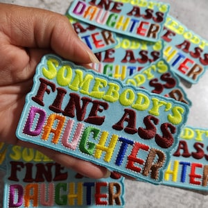 Patch Party Club, (1 szt.) Kolorowa naszywka do prasowania z napisem „Somebody's Fine Ass DAUGHTER”, urocza naszywka na kurtki, czapki, buty Crocs, zabawne prezenty