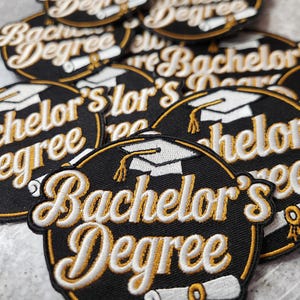 Patch Party Club, (1 Stück) "Bachelor's Degree, Size 3", Aufnäher zum Aufbügeln, gestickt, Graduierung Cap & Diplom für Hüte, Jacken, DIY