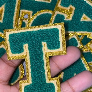 Parche de letras universitarias de chenilla verde con purpurina dorada y fieltro dorado, tamaño 2.75", con reverso termoadhesivo, letras de chenilla, letras de la A a la Z.