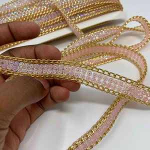 Novo, acabamento com strass brilhante por metro, com corrente dourada, adesivo no verso, acabamento para passar a ferro para roupas e acessórios, 3 opções de cores, 1 metro