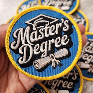 Patch Party Club, (1 pieza) Parche de maestría, tamaño 3", Parche de graduación bordado termoadhesivo: diseño de birrete y diploma para sombreros, chaquetas y manualidades.