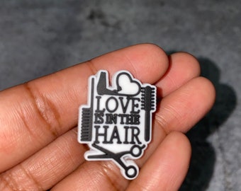 Nuevo dije "El amor está en el cabello" para Crocs; 1 unidad. Dijes simbólicos para zuecos; lindo dije para zapatos y pulseras de silicona.