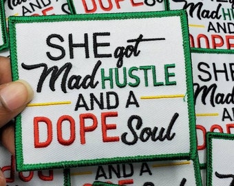 Parche bordado termoadhesivo exclusivo de 8,9 x 7,6 cm con borde VERDE, "She Got Mad Hustle and Dope Soul"; Feminista AF, "El futuro es femenino".