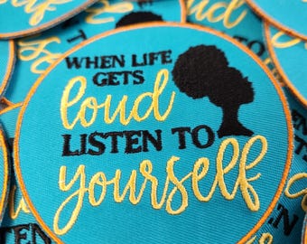 Patch Party Club, "When Life Gets Loud" (1 unidad) Parche bordado termoadhesivo – Insignia inspiradora, tamaño 3", Parche para gorra de camionero, chaqueta, bolso