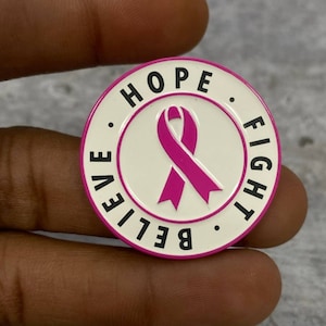 &quot;Neu, Brustkrebs Bewusstsein, Emaille Pin &quot;&quot;Hope, Fight, Believe&quot;&quot; Pink & Weiß, exklusive Anstecknadel, Größe 4,5 cm, mit Schmetterlings-Clutch.&quot;